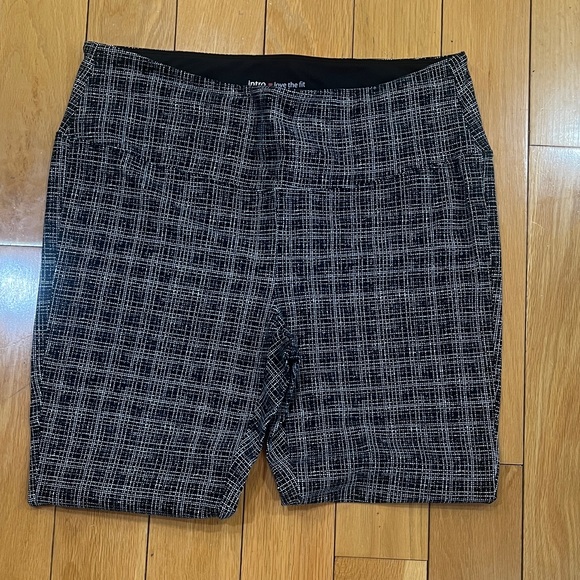 Women’s Chic Black and Gray Plaid Skinny Pants - Picture 3 of 3